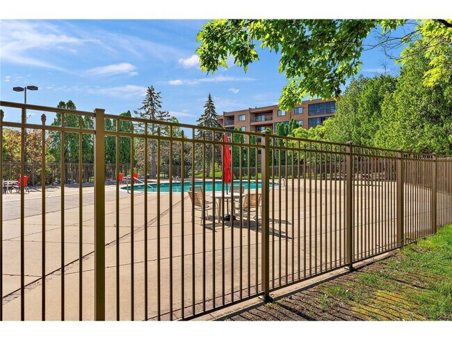 Foto del edificio - 3300 Louisiana Ave S