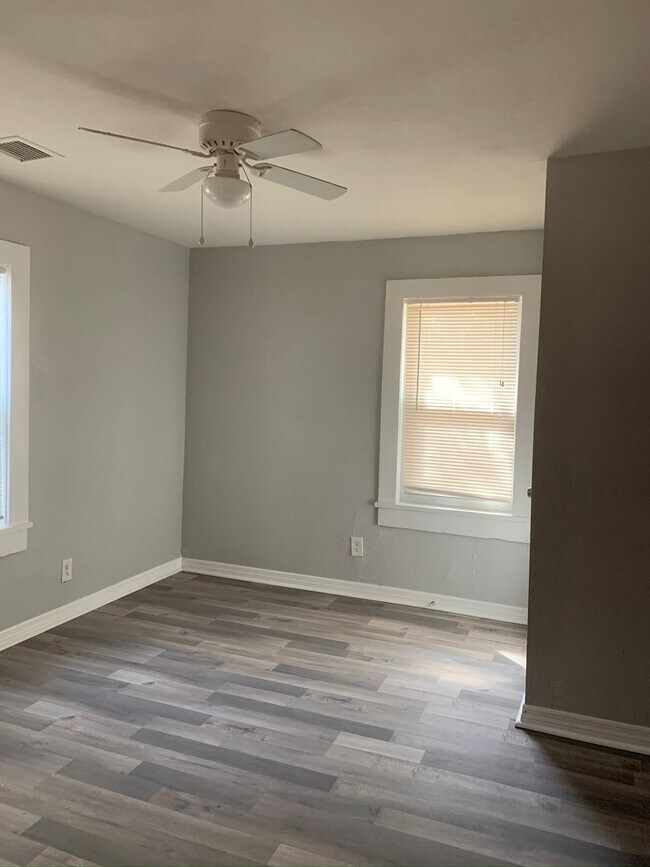 Foto del edificio - 2 br, 1 bath House - 2707 EAST 11TH AVE