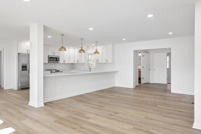 Foto del edificio - Renovated 4 Bed, 4 Bath Single Level Home, No HOA