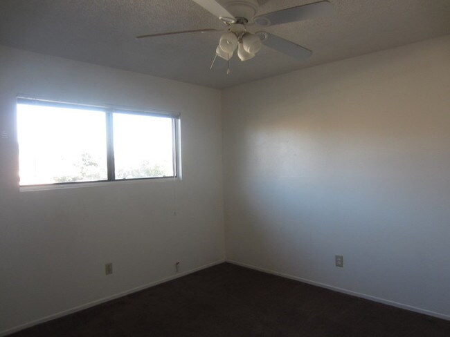 Building Photo - 2 Bed Unit w Patio!