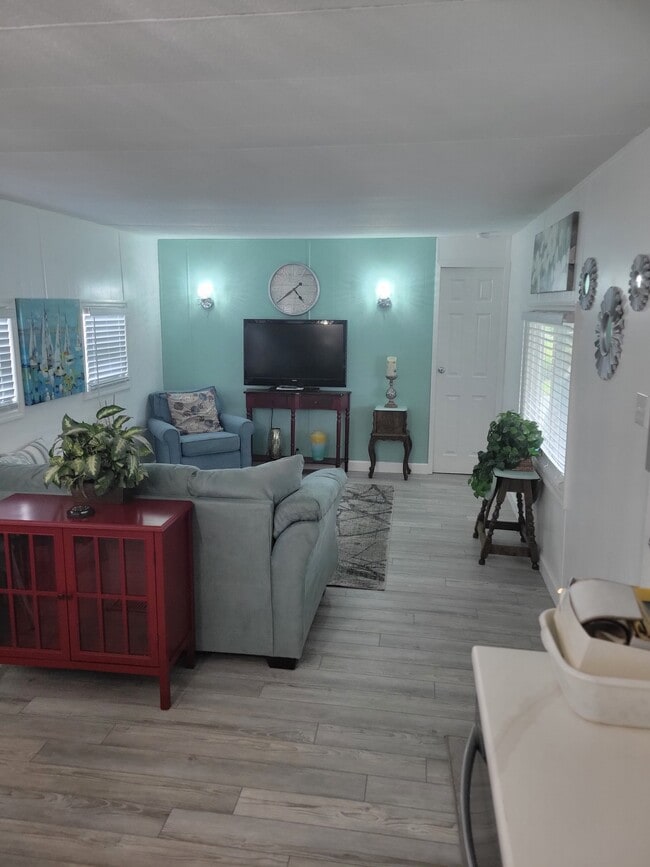 Foto del edificio - 6450 Floral Ct