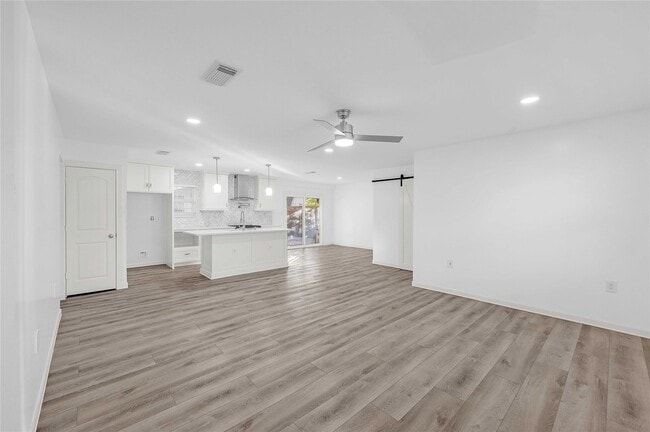 Foto del edificio - 6014 Belarbor St
