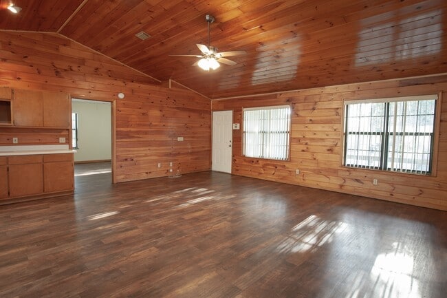 Building Photo - 400 Camellia Ave