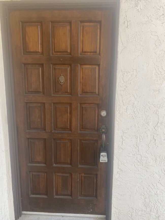 Building Photo - LOCATION, LOCATION 2 Bedroom 2 Bathroom Condo