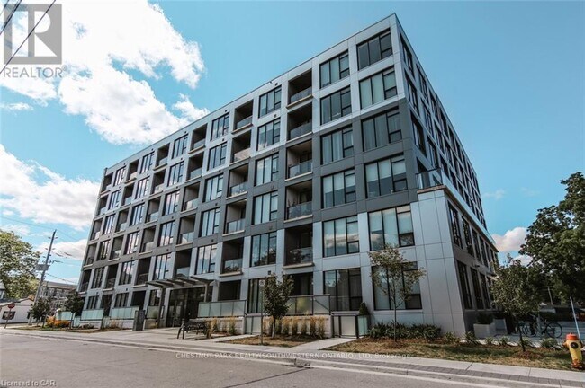 Photo du bâtiment - 690-690 King St W