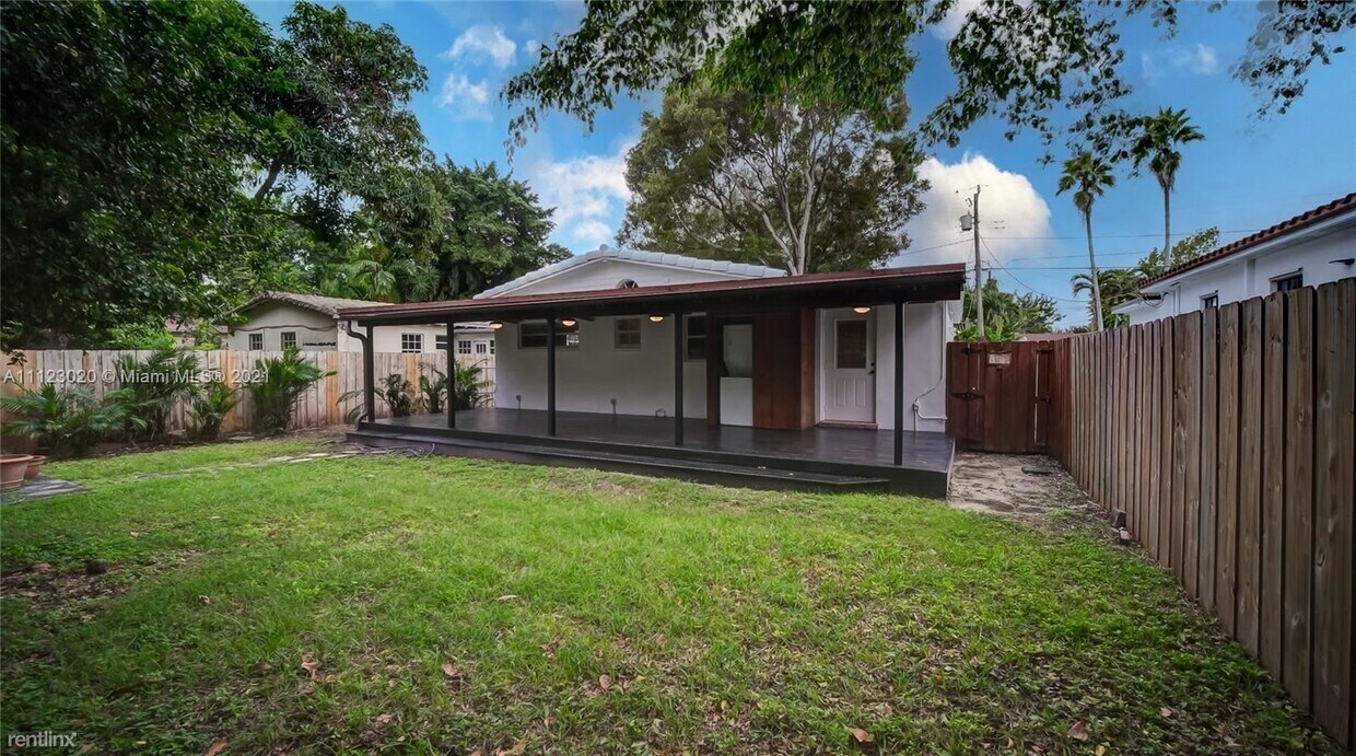 Foto principal - 3 br, 2 bath House - 4451 SW 10th St