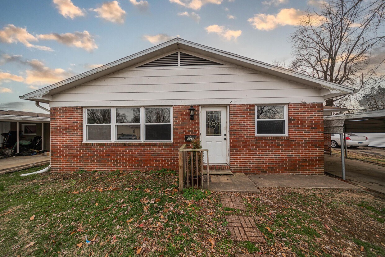 Primary Photo - 310 E Lindell St