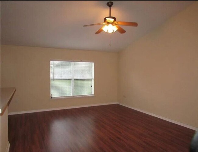 Foto del edificio - Ready for immediate occupancy!