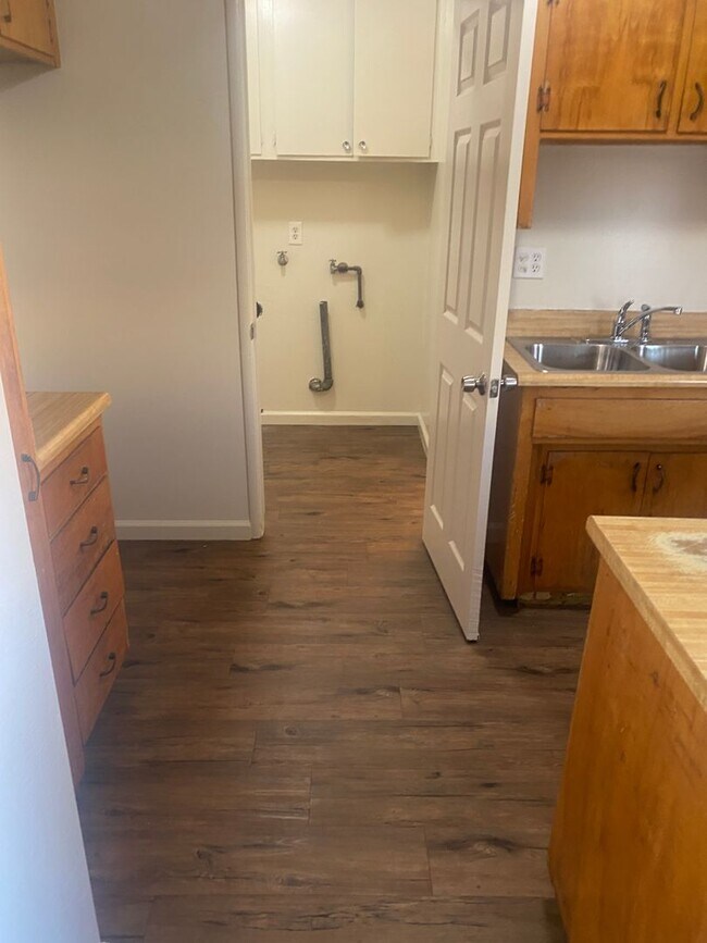 Foto del edificio - 808 E Kaweah Ave