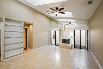 Building Photo - 7045 Golf Pointe Cir