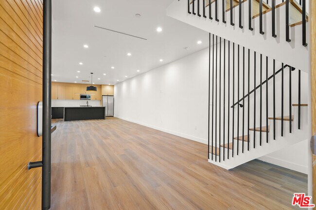 Foto del edificio - 833 N McCadden Pl