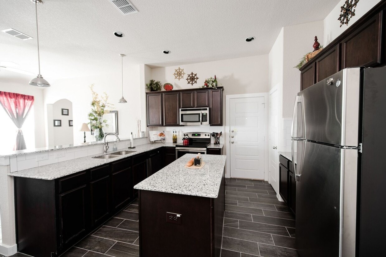 Building Photo - Luxury 3 Bedroom Duplex Located in Midloth...