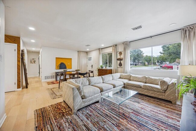 Building Photo - 6809 Meadow Cir