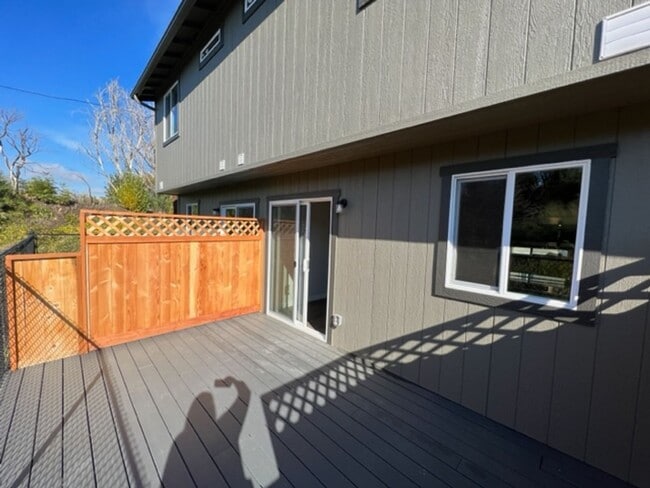 Foto del edificio - Newer and Updated Townhome in the Heart of...