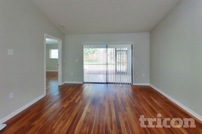 Building Photo - 4442 Sandhurst Dr