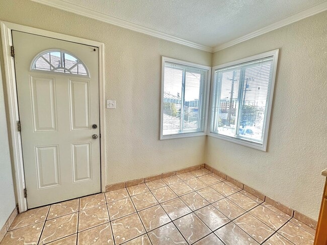 Foto del edificio - $1,950 - GORGEOUS TWO BEDROOM DUPLEX UNIT WITH GARAGE IN HAYWARD FOOTHILLS