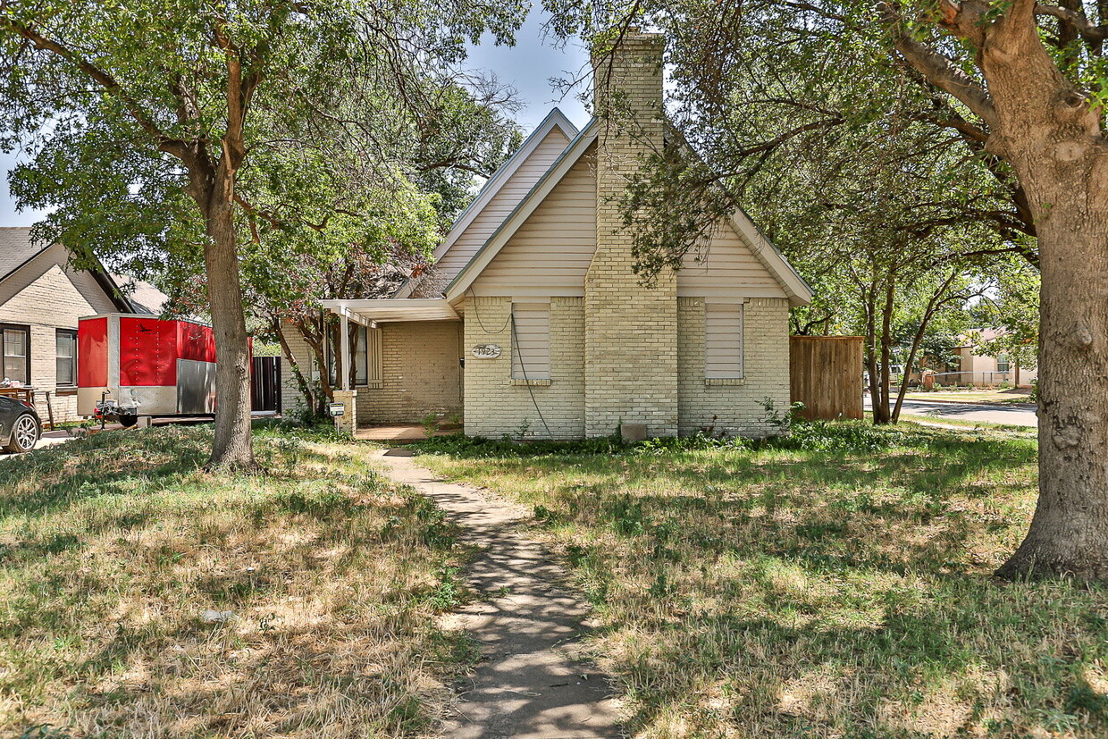 Foto principal - Large 2 story Home