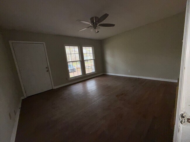 Building Photo - 3/1 In Town Creek Coming Soon!