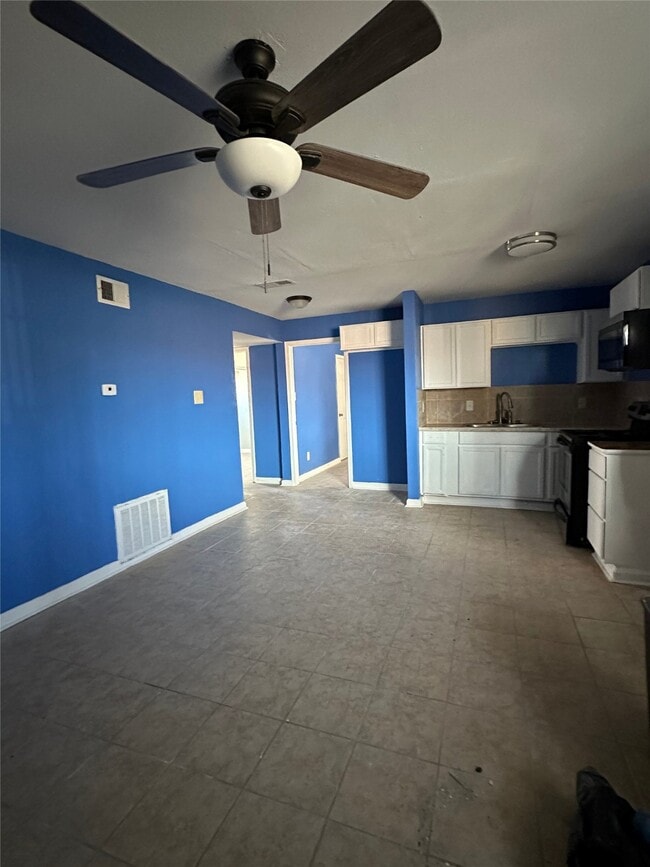 Building Photo - 516 Holiday Dr