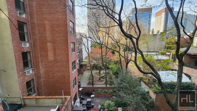 Foto del edificio - STUNNING MIDTOWN WEST 3 BEDROOM - WON'T LA...