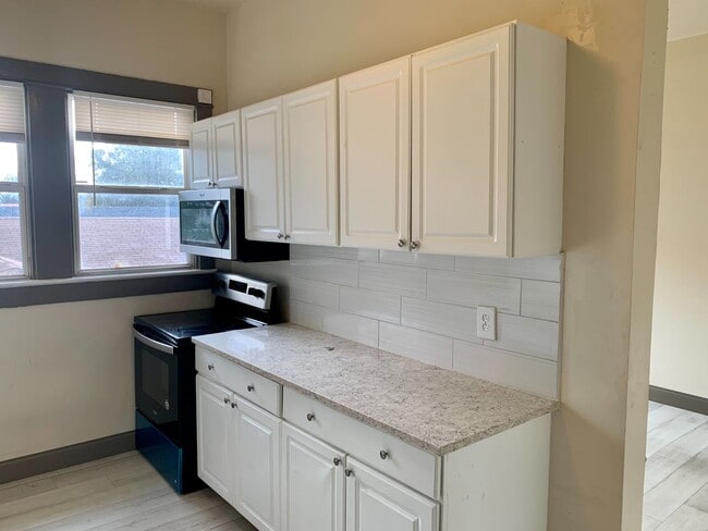 Building Photo - CHARMING AND UPDATED 2 BEDROOM 1 BATH.  MO...