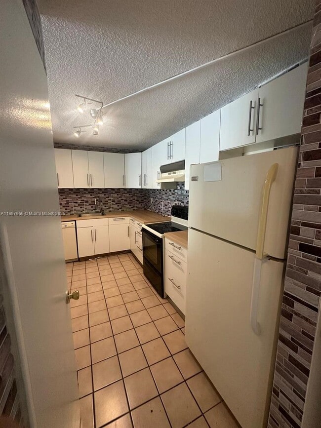 Building Photo - 14820 Naranja Lakes Blvd