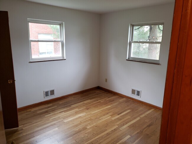 Building Photo - 162 Fairway Dr