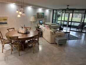 Building Photo - 11230 Green Lake Dr