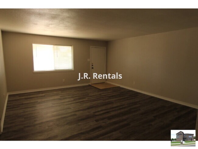 Foto del edificio - 2102 Hunt Dr