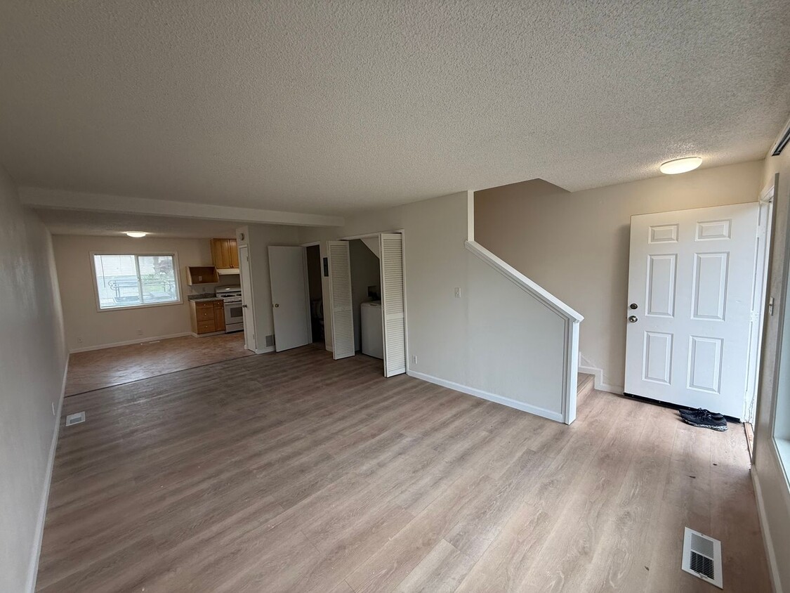 Foto principal - Recently Updated 2 Bedroom Townhome in Val...