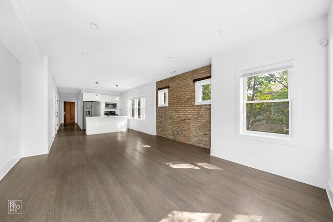 Foto del edificio - Sunny, Spacious and Beautifully Rehabbed in Avondale with Laundry in-unit