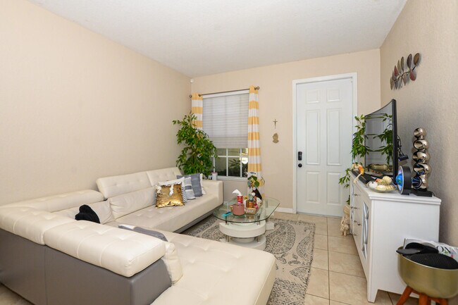 Building Photo - 9949 E Villa Cir