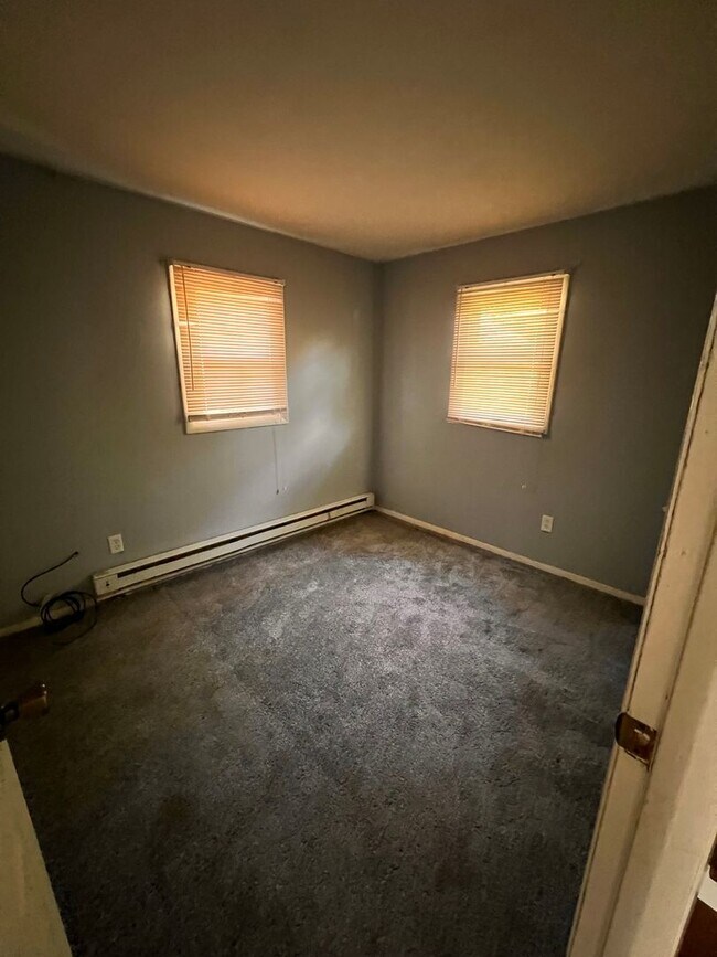 Building Photo - Welcome to this charming 2 bedroom, 1 bath...