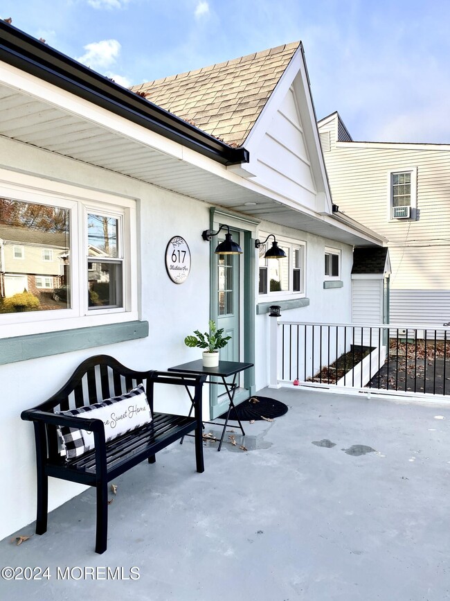 Building Photo - 617 Mistletoe Ave