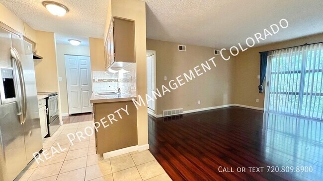 Building Photo - Freshly Updated Condo in Highline Meadows