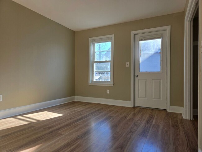 Foto del edificio - No Brokers Fee, In-Unit Laundry, Eat-in Kitchen, Large bedrooms, 3 Full Bathrooms