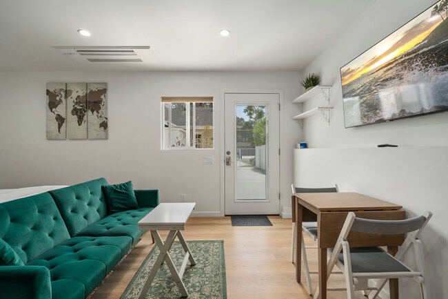 Building Photo - 825 Calle de Arboles