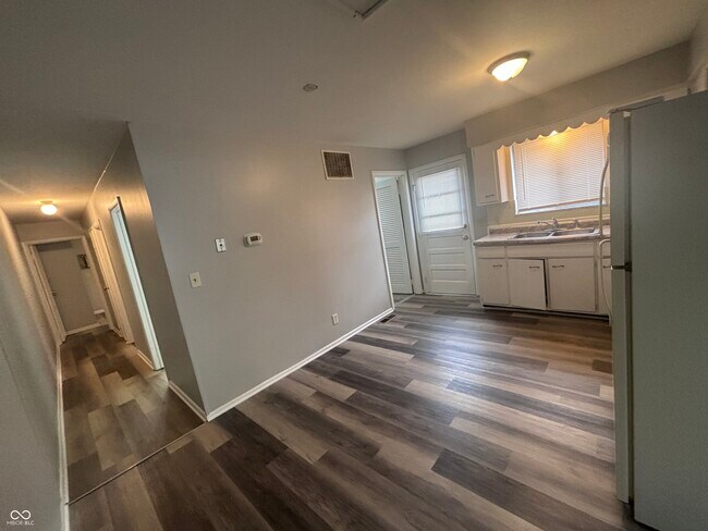 Building Photo - 6203 E 11th St