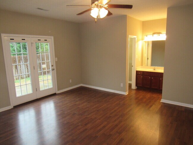Foto del edificio - 2 bed, 2 bath, 2 car garage ranch style home in N. Knoxville