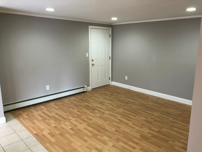Foto del edificio - 8 Carriage Hill Rd