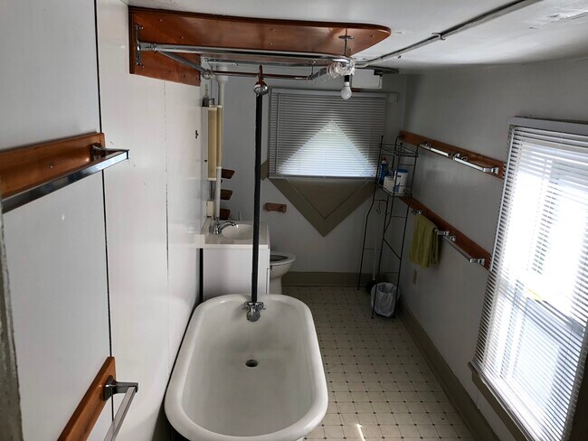 Bathroom - 226 W Union St