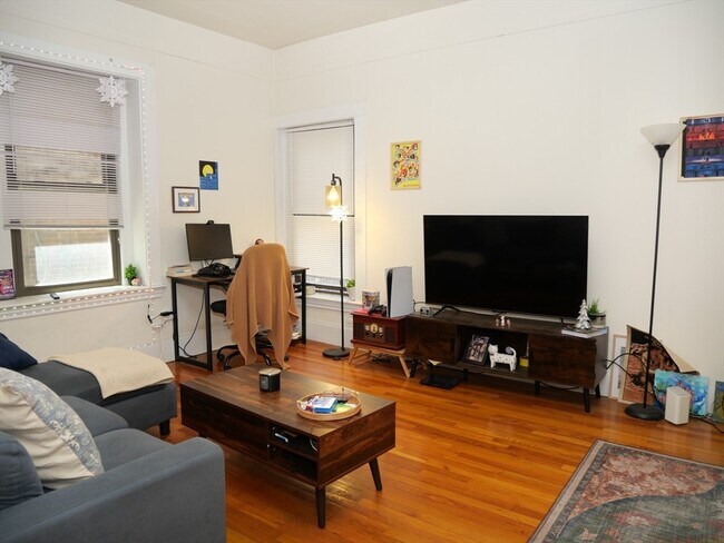 Building Photo - 1386 Beacon St