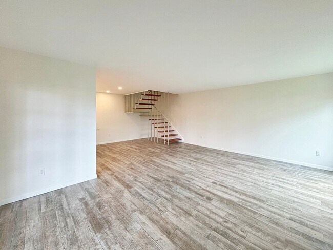 Foto del edificio - Beautiful 3BD/2.5BA Condo Located in Unive...