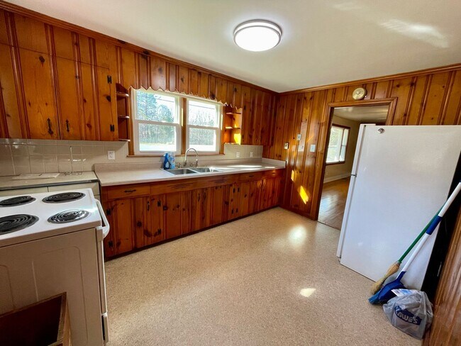 Building Photo - Lovely Brick Ranch Home
