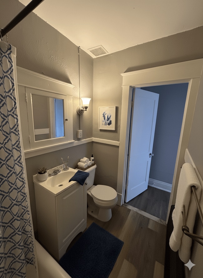 Building Photo - 496 Elmwood