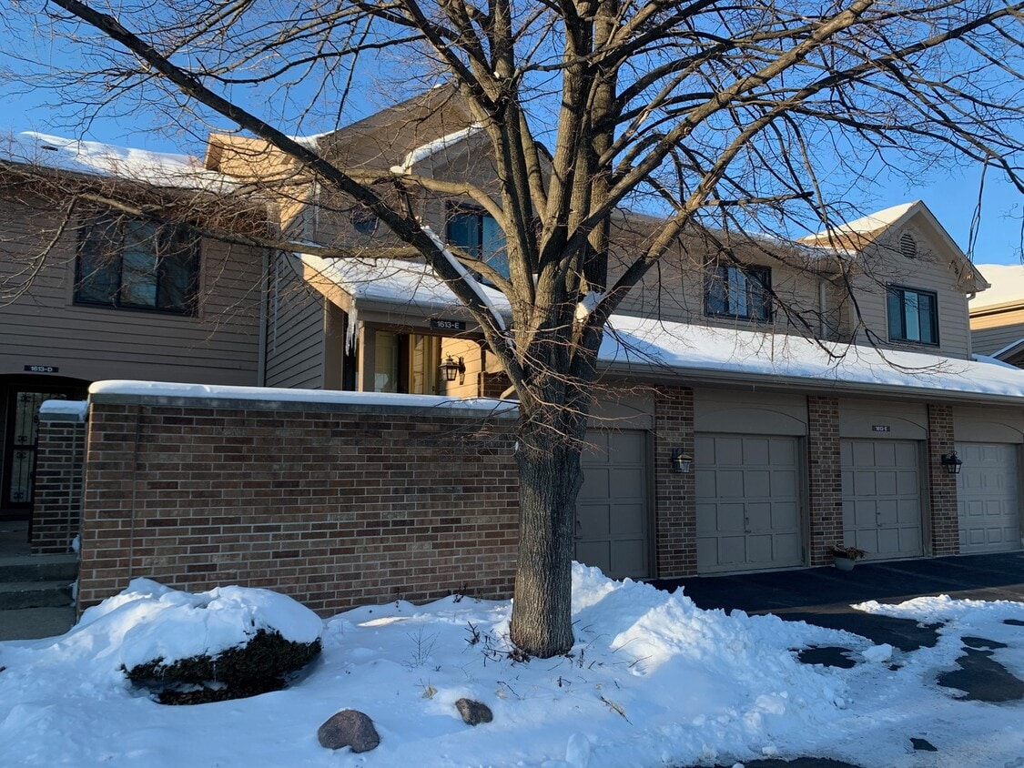 1613 Old Oak Pl Unit E, Darien, IL 60561 Condo for Rent in Darien, IL