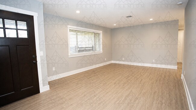 Foto del edificio - Renovated 3 bed 2 bath coming soon!
