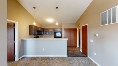 Kitchen - Pinnacle Point Apartments