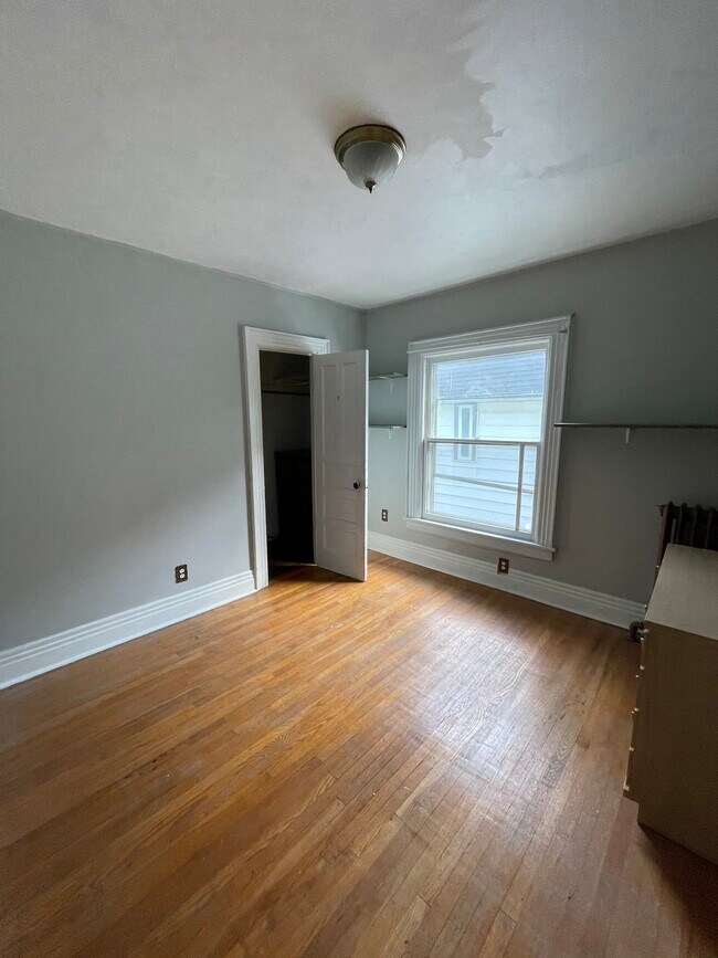 Second bedroom with closet - 328 Ashland Ave