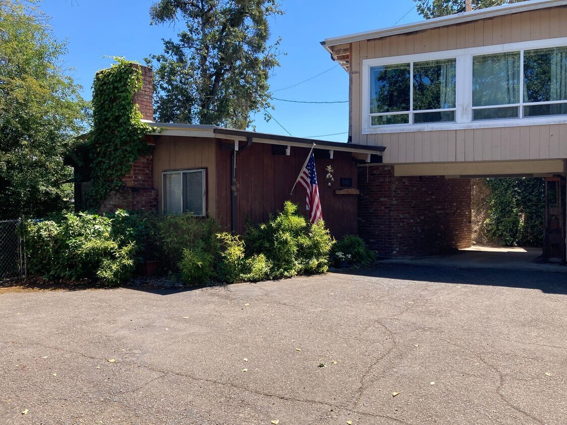 1863 NW Otie St Unit 1865, Roseburg, OR 97470 Room for Rent in